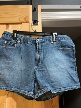 Old navy brand Classic Denim Shorts - Medium Blue size 16